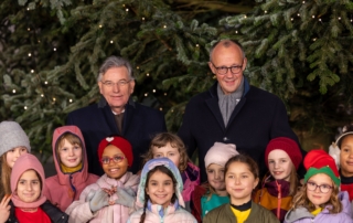 Übergabe des Weihnachtsbaums an Bundeskanzler Friedrich Merz. Im Bild: AGDW-Präsident Prof. Andreas Bitter mit dem Bundeskanzler und dem Kinderchor Vokalhelden.